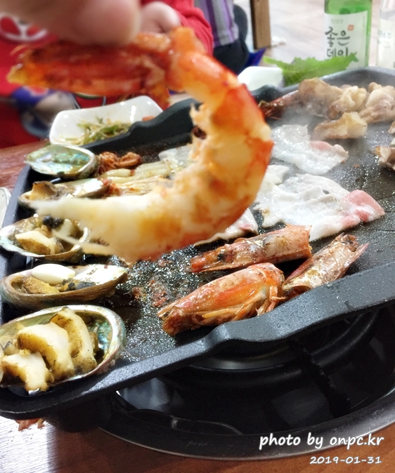 대패삼겹살+왕새우+전복을 삼합으로 즐길 수 있는 별난 고기집 - 별난 고기집의 차림표. 대패삼겹살+왕새우+전복을 삼합으로 즐길 수 있는 별난 고기집