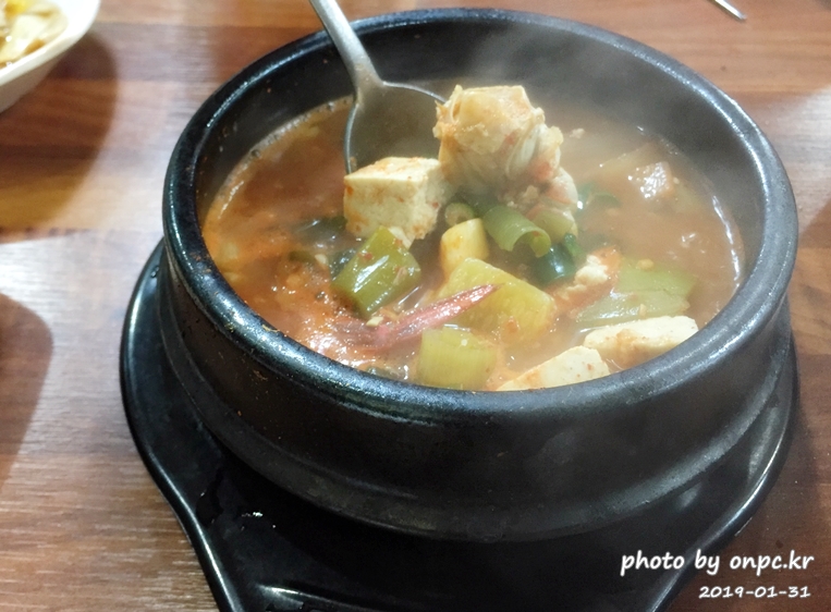 대패삼겹살+왕새우+전복을 삼합으로 즐길 수 있는 별난 고기집 - 별난 고기집의 차림표. 대패삼겹살+왕새우+전복을 삼합으로 즐길 수 있는 별난 고기집