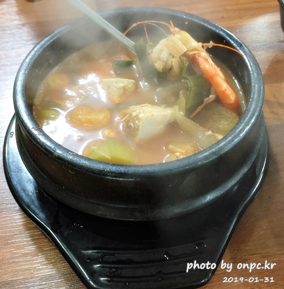 대패삼겹살+왕새우+전복을 삼합으로 즐길 수 있는 별난 고기집 - 별난 고기집의 차림표. 대패삼겹살+왕새우+전복을 삼합으로 즐길 수 있는 별난 고기집