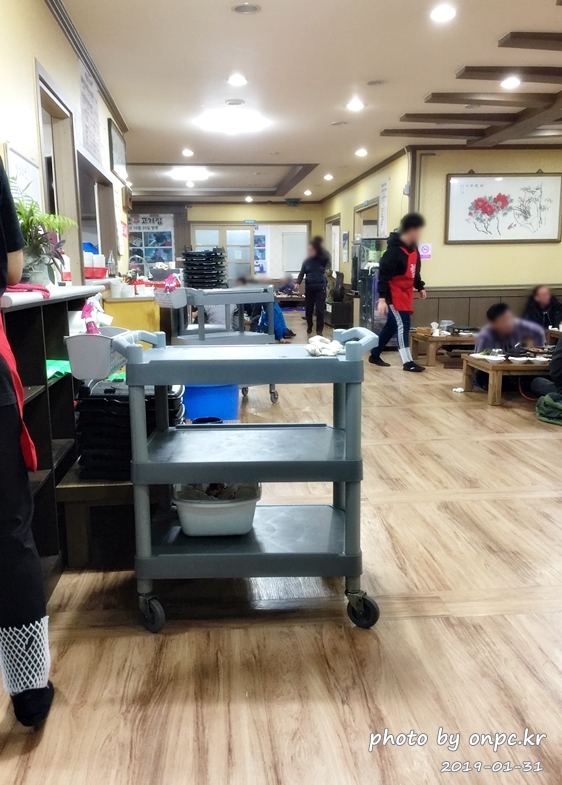 대패삼겹살+왕새우+전복을 삼합으로 즐길 수 있는 별난 고기집 - 별난 고기집의 차림표. 대패삼겹살+왕새우+전복을 삼합으로 즐길 수 있는 별난 고기집