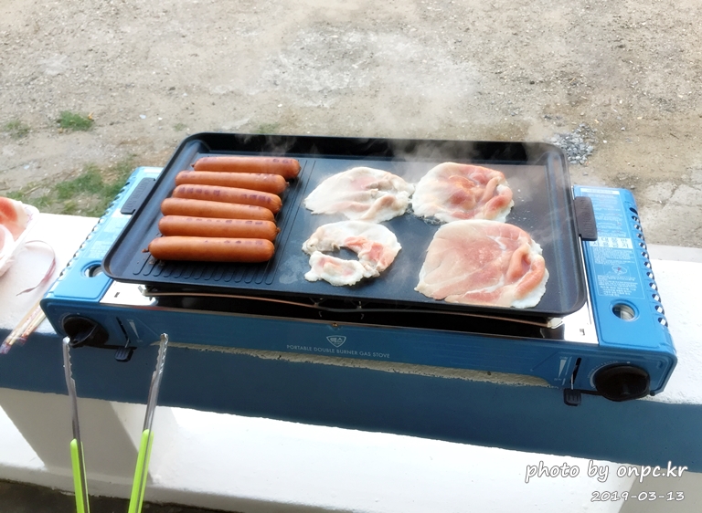 불판 포함 넉넉한 크기의 맥스 투버너 휴대용가스렌지 - 온라인에서 구입하고 택배로 배송 받았어요. 맥스 투버너 휴대용가스렌지 구입사용기