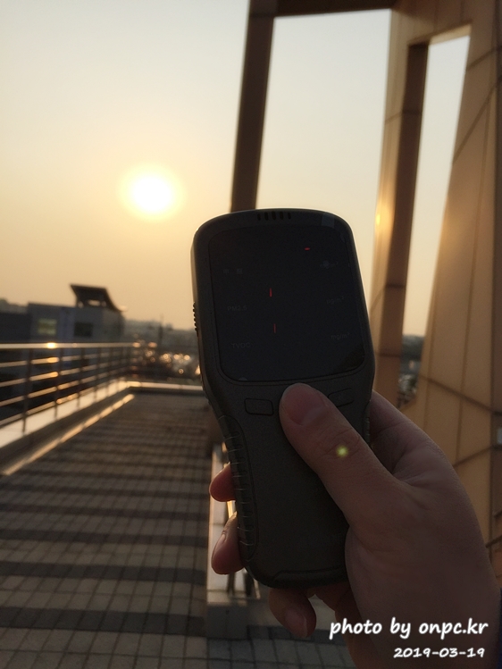 칼더(KHALDER) 미세먼지 공기질 측정기 개봉과 사용해보고서. - 포름알데히드, 황사, 미세먼지, 휘발성 유기 화합물 3가지를 측정해주는 공기질 측정기. 칼더(KHALDER) 미세먼지 공기질 측정기