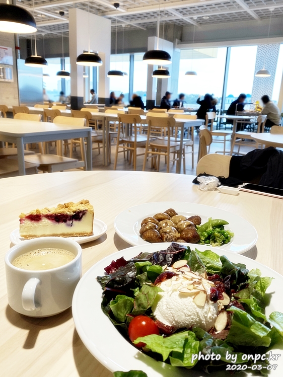 이케아동부산점레스토랑 커피와 주문음식