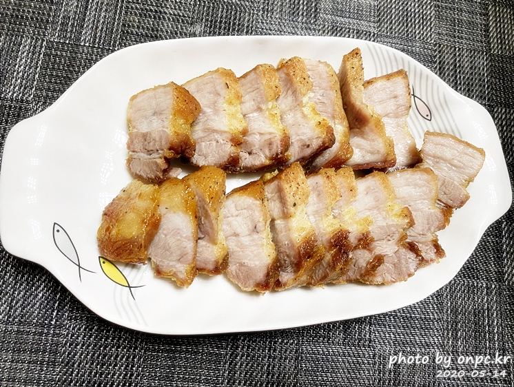저탄수고지방(LCHF) 다이어트 식단의 계란 김밥과 삼겹 튀김, 코코넛 치킨 - 저탄수화물 고지방 식단의 영양섭취 비율 저탄수화물 고지방(LCHF) 통삼겹살 튀김 수육