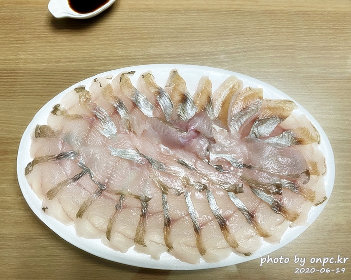 여름에 먹어야 더욱 맛있는 자연산 회~ 전갱이, 갑오징어, 고랑치 회를 맛보았어요. - 회는 양식, 자연산 둘 다 맛있지만 오늘은 남해 자연산 회 전갱이, 고랑치회, 갑오징어를 소개합니다~ 등가시치(Eelpouts)회