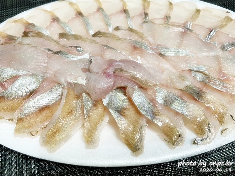 여름에 먹어야 더욱 맛있는 자연산 회~ 전갱이, 갑오징어, 고랑치 회를 맛보았어요. - 회는 양식, 자연산 둘 다 맛있지만 오늘은 남해 자연산 회 전갱이, 고랑치회, 갑오징어를 소개합니다~ 등가시치(Eelpouts)회