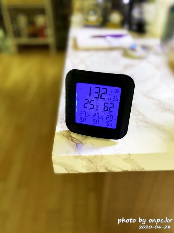 여름&장마철 필수품! 실 내외 온도, 습도 체크로 쾌적하게 보내세요. - 무선으로 실 내외 온도와 습도를 정확히 체크하고 에어컨과 제습기 사용을 미리 예측해서 쾌적하게 사용할 수 있습니다. 디지털 무선실내외온도습도계