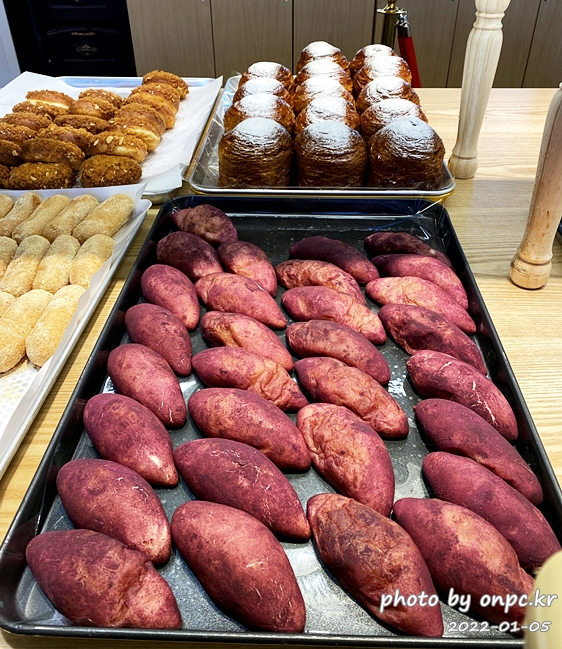 명인 빵집 '랑콩뜨레' 울산 본점 다녀왔어요. - 랑콩뜨레는 경주점과 울산점이 있고 경주점은 핫한 황리단길과 황성동에 위치해 경주 대표 빵집 중 한 곳입니다. 명인빵집 랑콩뜨레 울산본점 고구마빵