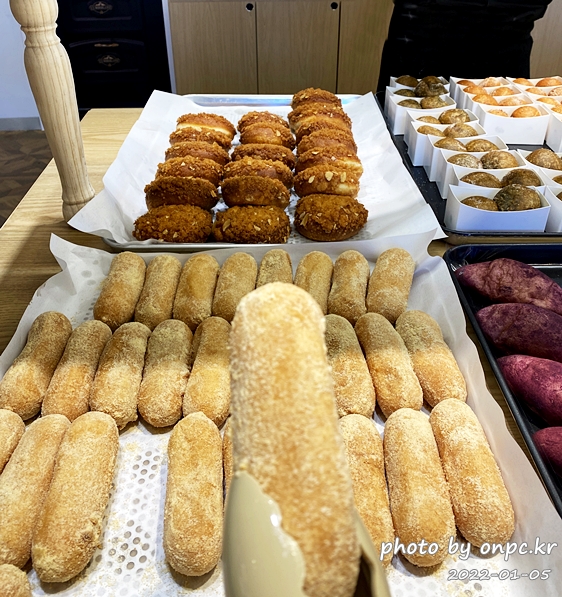 명인 빵집 '랑콩뜨레' 울산 본점 다녀왔어요. - 랑콩뜨레는 경주점과 울산점이 있고 경주점은 핫한 황리단길과 황성동에 위치해 경주 대표 빵집 중 한 곳입니다. 명인빵집 랑콩뜨레 울산본점 튀김소보로