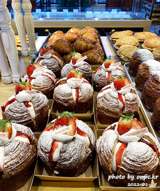 명인 빵집 '랑콩뜨레' 울산 본점 다녀왔어요. - 랑콩뜨레는 경주점과 울산점이 있고 경주점은 핫한 황리단길과 황성동에 위치해 경주 대표 빵집 중 한 곳입니다. 명인빵집 랑콩뜨레 울산본점 딸기몽블랑