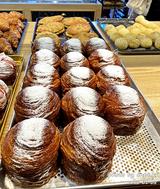 명인 빵집 '랑콩뜨레' 울산 본점 다녀왔어요. - 랑콩뜨레는 경주점과 울산점이 있고 경주점은 핫한 황리단길과 황성동에 위치해 경주 대표 빵집 중 한 곳입니다. 명인빵집 랑콩뜨레 울산본점 몽블랑