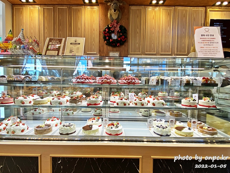 명인 빵집 '랑콩뜨레' 울산 본점 다녀왔어요. - 랑콩뜨레는 경주점과 울산점이 있고 경주점은 핫한 황리단길과 황성동에 위치해 경주 대표 빵집 중 한 곳입니다. 명인빵집 랑콩뜨레 울산본점 케이크