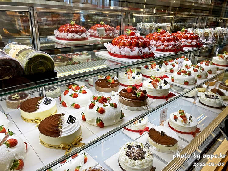 명인 빵집 '랑콩뜨레' 울산 본점 다녀왔어요. - 랑콩뜨레는 경주점과 울산점이 있고 경주점은 핫한 황리단길과 황성동에 위치해 경주 대표 빵집 중 한 곳입니다. 명인빵집 랑콩뜨레 울산본점 케이크