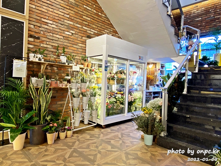 명인 빵집 '랑콩뜨레' 울산 본점 다녀왔어요. - 랑콩뜨레는 경주점과 울산점이 있고 경주점은 핫한 황리단길과 황성동에 위치해 경주 대표 빵집 중 한 곳입니다. 명인빵집 랑콩뜨레 울산본점