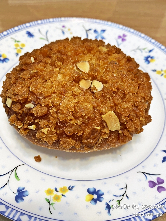 명인 빵집 '랑콩뜨레' 울산 본점 다녀왔어요. - 랑콩뜨레는 경주점과 울산점이 있고 경주점은 핫한 황리단길과 황성동에 위치해 경주 대표 빵집 중 한 곳입니다. 명인빵집 랑콩뜨레 울산본점