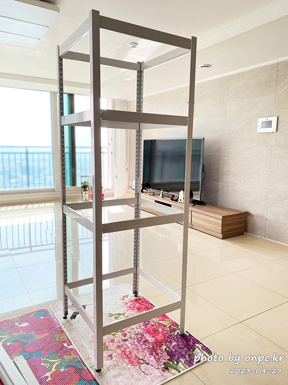 베란다와 집안의 부족한 수납을 조립 선반으로 해결했어요~ - 수납장에는 캠핑 물건과 자주 사용하지 않지만 꼭 필요한 짐들을 보관할 계획입니다. 베란다팬트리조립선반 구입과설치 활용기