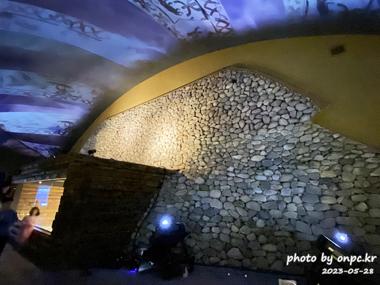 경주 대릉원 녹턴 미디어아트 천마총 내부모습