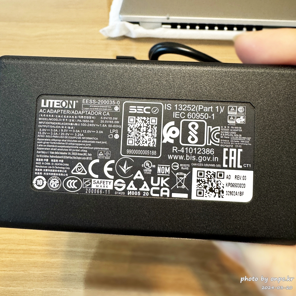 가성비 좋은 노트북! 에이서 스위프트 Go 14 개봉 간단리뷰! - 기존에 사용하던 노트북은 19년도에 구입해서 잘 사용했던 LG 그램 17인치!! 노트북입니다. 얼마 전 당근으로 정리했어요~ ㅎLG 그램은 업무용으로 회의나 출장에서 주로 사용했는데 새로 살 노트북은 업무, 여가 등 게임도 가능해서 다양하게 활용할 노트북으로 구매 하려 합니다.그러면서 가격은 적당하고 성능은 괜찮은~! 그래서 가성비 좋은 노트북을 찾게 되었어요.물론 예산 투자만큼 노트북 성능이나 브랜드는 다양해지겠지만 예산 범위 내에서 가장 적합한 모델을 찾아야 했어요~ ㅎ 에이서 스위프트 Go 14 전원 어댑터