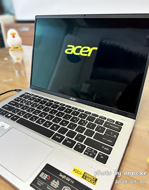 가성비 좋은 노트북! 에이서 스위프트 Go 14 개봉 간단리뷰! - 기존에 사용하던 노트북은 19년도에 구입해서 잘 사용했던 LG 그램 17인치!! 노트북입니다. 얼마 전 당근으로 정리했어요~ ㅎLG 그램은 업무용으로 회의나 출장에서 주로 사용했는데 새로 살 노트북은 업무, 여가 등 게임도 가능해서 다양하게 활용할 노트북으로 구매 하려 합니다.그러면서 가격은 적당하고 성능은 괜찮은~! 그래서 가성비 좋은 노트북을 찾게 되었어요.물론 예산 투자만큼 노트북 성능이나 브랜드는 다양해지겠지만 예산 범위 내에서 가장 적합한 모델을 찾아야 했어요~ ㅎ 에이서 스위프트 Go 14 부팅 시 에이서 로고 표시