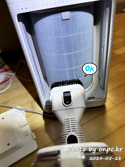 가성비 무선청소기 아이닉 i30 아이타워! 개봉과 간단리뷰~ - 유선 청소기만 사용하다가 최근에 무선 청소기로 바꾸면서 여러 제품을 찾아보다 알게 된 가성비 좋은 아이닉 무선 청소기!여러 제품들과 비교해보면 가격대비 브러시 구성도 좋고 흡입력, 기능들도 알차 보이는 제품이었어요.성능은 괜찮고 가격은 저렴하고...! 후기도 좋고 가성비 좋아서 구매하게 되었답니다.구매 후 지금까지 약 6개월 정도 사용해 보며 느낀 장단점 정리해보았어요.구입 당시 제품 구성, 개봉과 사용 리뷰 간단하게 올려봅니다~! i30 아이타워 솔 브러시로 샤오미 공기청정기 필터 청소하기