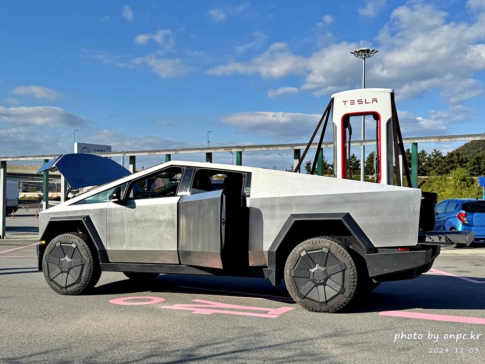 테슬라 사이버트럭(Tesla Cybertruck)실물