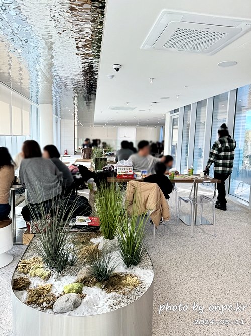 몽구도원 대형 베이커리 카페 방문 후기! 울산 외곽 드라이브 코스로 제격 - 와~~ 드디어 도착!시내를 벗어나 한적한 곳에 위치해 있어요. 마치 산속에 있는 듯한 느낌의 대형 카페 몽구도원!웅장한 겉모습이 심상치 않죠? 넓은 전용 주차장까지 완비되어 있습니다. 대형베이커리카페 몽구도원 방문후기