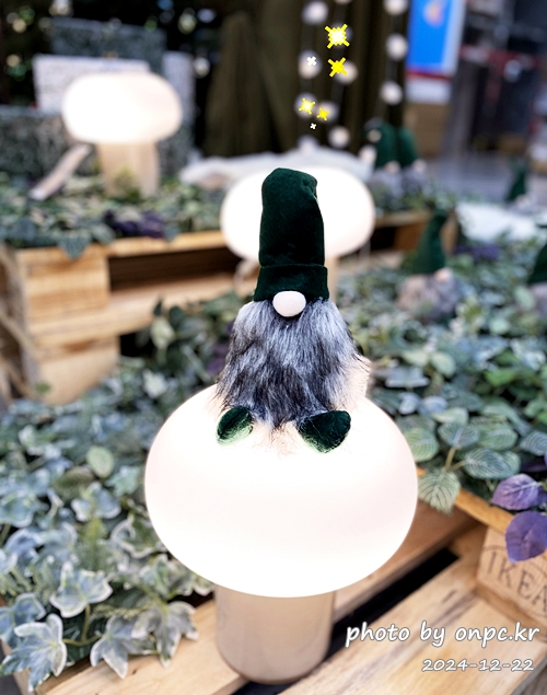 이케아 크리스마스 마켓 방문 후기 - 드디어 이케아 크리스마스 마켓에 다녀왔습니다. 🎄다양한 크리스마스 소품을 구경하면서 연말 따뜻함도 함께 느끼고 왔답니다~ ✨이케아에선 스웨덴식 크리스마스 분위기를 더하는 다양한 제품들을 구경할 수 있습니다.이케아 크리스마스 마켓에서 함께 즐겨보세요. 이케아 크리스마스마켓 산타인형