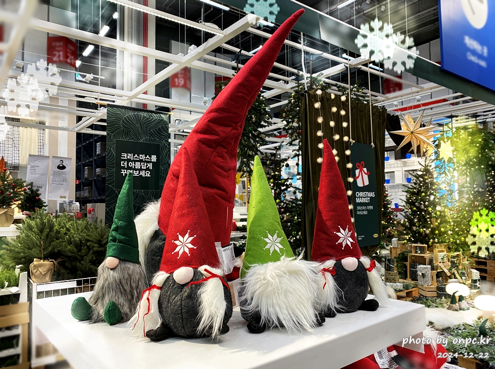 이케아 크리스마스 마켓 방문 후기 - 드디어 이케아 크리스마스 마켓에 다녀왔습니다. 🎄다양한 크리스마스 소품을 구경하면서 연말 따뜻함도 함께 느끼고 왔답니다~ ✨이케아에선 스웨덴식 크리스마스 분위기를 더하는 다양한 제품들을 구경할 수 있습니다.이케아 크리스마스 마켓에서 함께 즐겨보세요. 이케아 크리스마스마켓 톰테인형