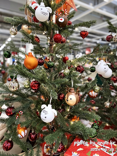 이케아 크리스마스 마켓 방문 후기 - 드디어 이케아 크리스마스 마켓에 다녀왔습니다. 🎄다양한 크리스마스 소품을 구경하면서 연말 따뜻함도 함께 느끼고 왔답니다~ ✨이케아에선 스웨덴식 크리스마스 분위기를 더하는 다양한 제품들을 구경할 수 있습니다.이케아 크리스마스 마켓에서 함께 즐겨보세요. 이케아 크리스마스마켓 방문후기