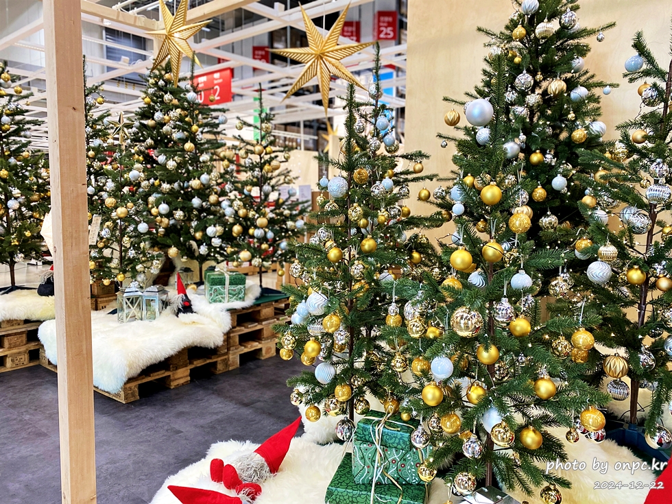 이케아 크리스마스 마켓 방문 후기 - 드디어 이케아 크리스마스 마켓에 다녀왔습니다. 🎄다양한 크리스마스 소품을 구경하면서 연말 따뜻함도 함께 느끼고 왔답니다~ ✨이케아에선 스웨덴식 크리스마스 분위기를 더하는 다양한 제품들을 구경할 수 있습니다.이케아 크리스마스 마켓에서 함께 즐겨보세요. 이케아 크리스마스마켓 방문후기