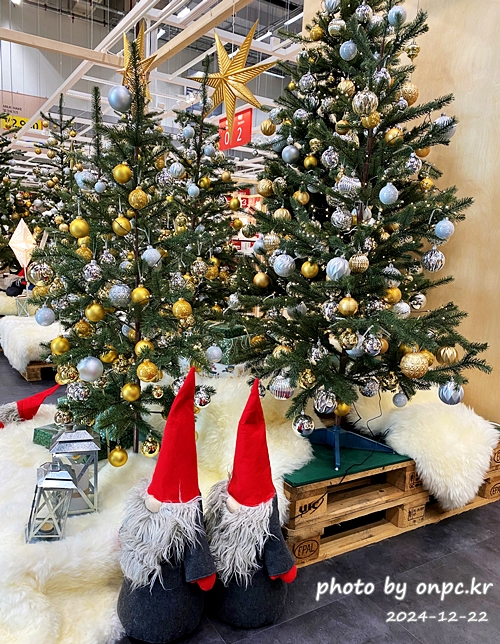 이케아 크리스마스 마켓 방문 후기 - 드디어 이케아 크리스마스 마켓에 다녀왔습니다. 🎄다양한 크리스마스 소품을 구경하면서 연말 따뜻함도 함께 느끼고 왔답니다~ ✨이케아에선 스웨덴식 크리스마스 분위기를 더하는 다양한 제품들을 구경할 수 있습니다.이케아 크리스마스 마켓에서 함께 즐겨보세요. 이케아 크리스마스마켓 방문후기