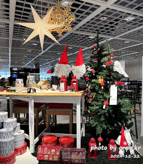 이케아 크리스마스 마켓 방문 후기 - 드디어 이케아 크리스마스 마켓에 다녀왔습니다. 🎄다양한 크리스마스 소품을 구경하면서 연말 따뜻함도 함께 느끼고 왔답니다~ ✨이케아에선 스웨덴식 크리스마스 분위기를 더하는 다양한 제품들을 구경할 수 있습니다.이케아 크리스마스 마켓에서 함께 즐겨보세요. 이케아 크리스마스마켓 방문후기