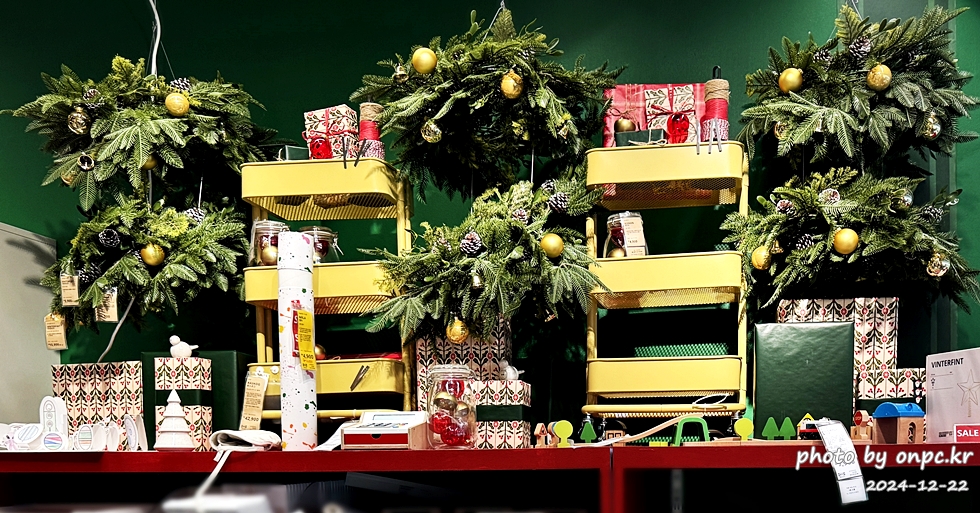 이케아 크리스마스 마켓 방문 후기 - 드디어 이케아 크리스마스 마켓에 다녀왔습니다. 🎄다양한 크리스마스 소품을 구경하면서 연말 따뜻함도 함께 느끼고 왔답니다~ ✨이케아에선 스웨덴식 크리스마스 분위기를 더하는 다양한 제품들을 구경할 수 있습니다.이케아 크리스마스 마켓에서 함께 즐겨보세요. 이케아 크리스마스마켓 방문후기