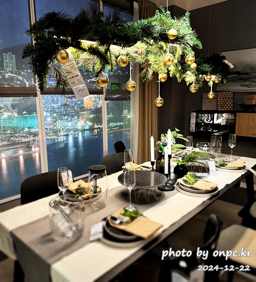 이케아 크리스마스 마켓 방문 후기 - 드디어 이케아 크리스마스 마켓에 다녀왔습니다. 🎄다양한 크리스마스 소품을 구경하면서 연말 따뜻함도 함께 느끼고 왔답니다~ ✨이케아에선 스웨덴식 크리스마스 분위기를 더하는 다양한 제품들을 구경할 수 있습니다.이케아 크리스마스 마켓에서 함께 즐겨보세요. 이케아 크리스마스마켓 방문후기