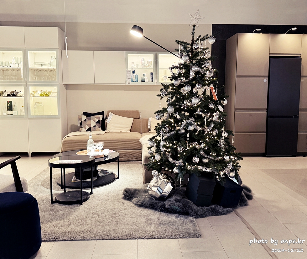 이케아 크리스마스 마켓 방문 후기 - 드디어 이케아 크리스마스 마켓에 다녀왔습니다. 🎄다양한 크리스마스 소품을 구경하면서 연말 따뜻함도 함께 느끼고 왔답니다~ ✨이케아에선 스웨덴식 크리스마스 분위기를 더하는 다양한 제품들을 구경할 수 있습니다.이케아 크리스마스 마켓에서 함께 즐겨보세요. 이케아 크리스마스마켓 방문후기