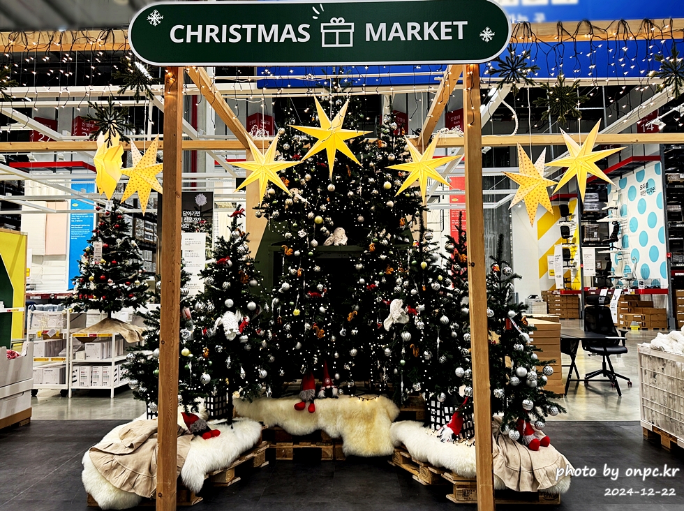 이케아 크리스마스 마켓 방문 후기 - 드디어 이케아 크리스마스 마켓에 다녀왔습니다. 🎄다양한 크리스마스 소품을 구경하면서 연말 따뜻함도 함께 느끼고 왔답니다~ ✨이케아에선 스웨덴식 크리스마스 분위기를 더하는 다양한 제품들을 구경할 수 있습니다.이케아 크리스마스 마켓에서 함께 즐겨보세요. 이케아 크리스마스마켓 방문후기