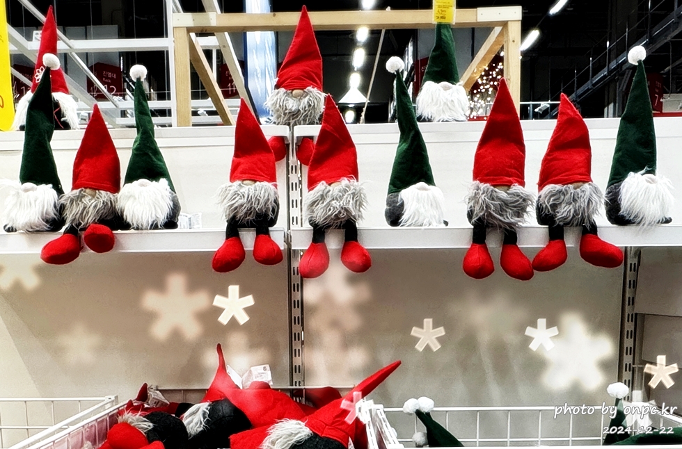 이케아 크리스마스 마켓 방문 후기 - 드디어 이케아 크리스마스 마켓에 다녀왔습니다. 🎄다양한 크리스마스 소품을 구경하면서 연말 따뜻함도 함께 느끼고 왔답니다~ ✨이케아에선 스웨덴식 크리스마스 분위기를 더하는 다양한 제품들을 구경할 수 있습니다.이케아 크리스마스 마켓에서 함께 즐겨보세요. 이케아 크리스마스마켓 톰테인형