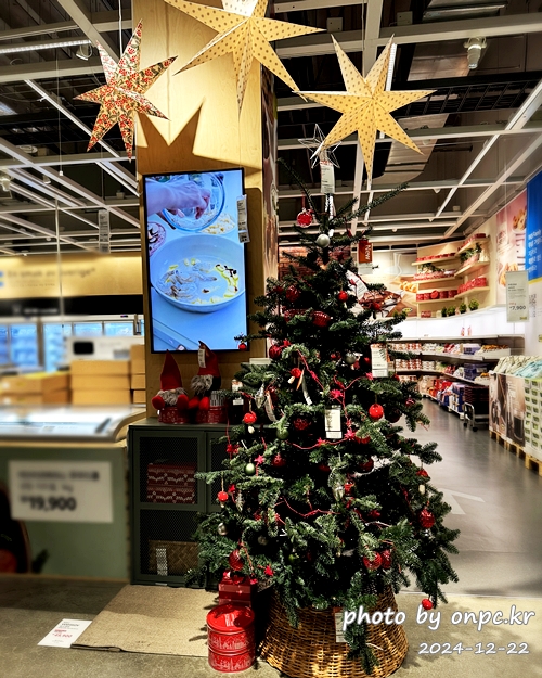 이케아 크리스마스 마켓 방문 후기 - 드디어 이케아 크리스마스 마켓에 다녀왔습니다. 🎄다양한 크리스마스 소품을 구경하면서 연말 따뜻함도 함께 느끼고 왔답니다~ ✨이케아에선 스웨덴식 크리스마스 분위기를 더하는 다양한 제품들을 구경할 수 있습니다.이케아 크리스마스 마켓에서 함께 즐겨보세요. 이케아 크리스마스마켓 방문후기