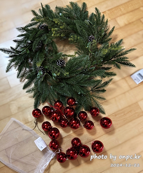 이케아 크리스마스 마켓 방문 후기 - 드디어 이케아 크리스마스 마켓에 다녀왔습니다. 🎄다양한 크리스마스 소품을 구경하면서 연말 따뜻함도 함께 느끼고 왔답니다~ ✨이케아에선 스웨덴식 크리스마스 분위기를 더하는 다양한 제품들을 구경할 수 있습니다.이케아 크리스마스 마켓에서 함께 즐겨보세요. 이케아 크리스마스리스 꾸미기