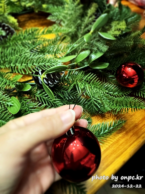 이케아 크리스마스 마켓 방문 후기 - 드디어 이케아 크리스마스 마켓에 다녀왔습니다. 🎄다양한 크리스마스 소품을 구경하면서 연말 따뜻함도 함께 느끼고 왔답니다~ ✨이케아에선 스웨덴식 크리스마스 분위기를 더하는 다양한 제품들을 구경할 수 있습니다.이케아 크리스마스 마켓에서 함께 즐겨보세요. 이케아 크리스마스리스 꾸미기