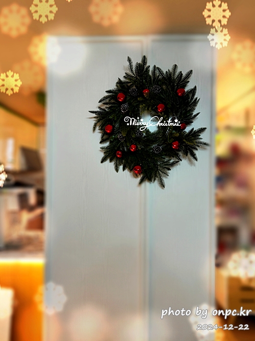 이케아 크리스마스 마켓 방문 후기 - 드디어 이케아 크리스마스 마켓에 다녀왔습니다. 🎄다양한 크리스마스 소품을 구경하면서 연말 따뜻함도 함께 느끼고 왔답니다~ ✨이케아에선 스웨덴식 크리스마스 분위기를 더하는 다양한 제품들을 구경할 수 있습니다.이케아 크리스마스 마켓에서 함께 즐겨보세요. 이케아 크리스마스리스 꾸미기