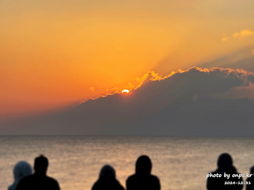 2025 간절곶 일출, 조금은 특별했던 새해 아침 - 새해 첫날, 간절곶! 🌅한반도의 빛을 가장 먼저 맞이하는 곳! 새해 첫날 일출을 보면서 새해 다짐과 소원을 빌기도 합니다.새해 일출 명소에서 소중한 사람들과 함께 잊지 못할 추억을 만들기 위해 간절곶을 찾았습니다.하지만예상치 못한 제주항공 여객기 사고로 인해 국가 애도 기간이 선포되고 화려한 해맞이 행사는 취소되었죠.고인들의 명복을 빌며, 조용히 새해를 맞이하고자 했습니다. 2025새해일출 간절곶 해맞이 방문후기