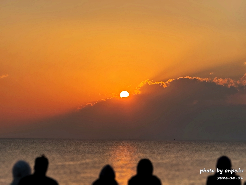 2025 간절곶 일출, 조금은 특별했던 새해 아침 - 새해 첫날, 간절곶! 🌅한반도의 빛을 가장 먼저 맞이하는 곳! 새해 첫날 일출을 보면서 새해 다짐과 소원을 빌기도 합니다.새해 일출 명소에서 소중한 사람들과 함께 잊지 못할 추억을 만들기 위해 간절곶을 찾았습니다.하지만예상치 못한 제주항공 여객기 사고로 인해 국가 애도 기간이 선포되고 화려한 해맞이 행사는 취소되었죠.고인들의 명복을 빌며, 조용히 새해를 맞이하고자 했습니다. 2025새해일출 간절곶 해맞이 방문후기