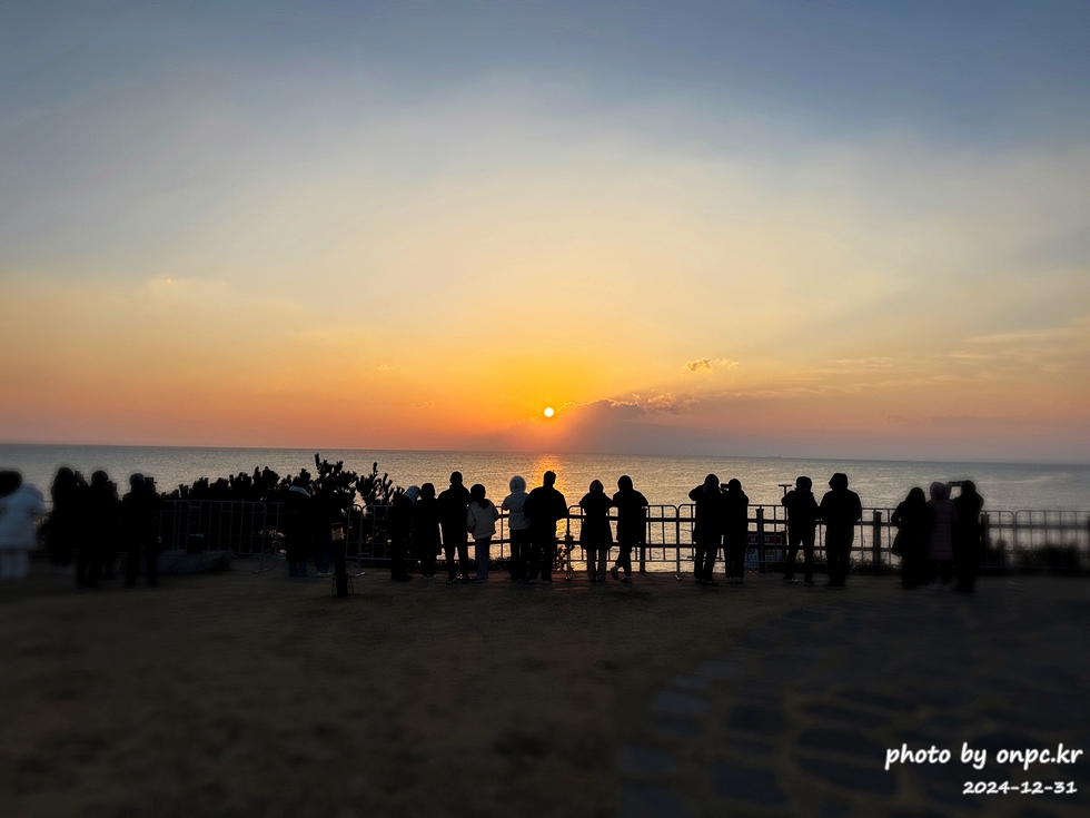 2025 간절곶 일출, 조금은 특별했던 새해 아침 - 새해 첫날, 간절곶! 🌅한반도의 빛을 가장 먼저 맞이하는 곳! 새해 첫날 일출을 보면서 새해 다짐과 소원을 빌기도 합니다.새해 일출 명소에서 소중한 사람들과 함께 잊지 못할 추억을 만들기 위해 간절곶을 찾았습니다.하지만예상치 못한 제주항공 여객기 사고로 인해 국가 애도 기간이 선포되고 화려한 해맞이 행사는 취소되었죠.고인들의 명복을 빌며, 조용히 새해를 맞이하고자 했습니다. 2025새해일출 간절곶 해맞이 방문후기