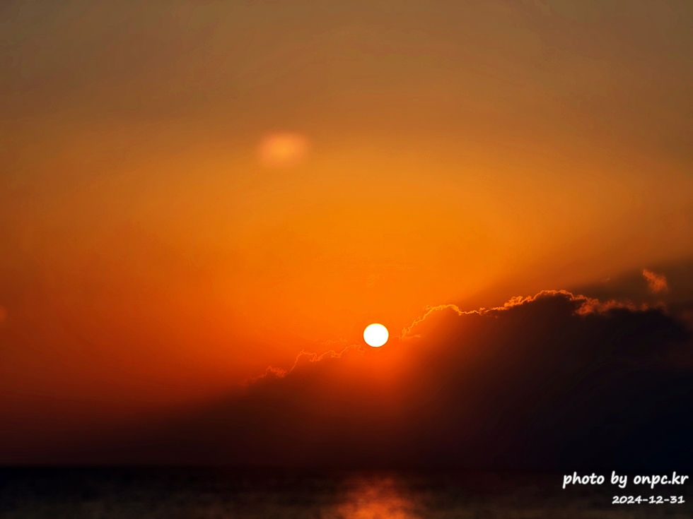 2025 간절곶 일출, 조금은 특별했던 새해 아침 - 새해 첫날, 간절곶! 🌅한반도의 빛을 가장 먼저 맞이하는 곳! 새해 첫날 일출을 보면서 새해 다짐과 소원을 빌기도 합니다.새해 일출 명소에서 소중한 사람들과 함께 잊지 못할 추억을 만들기 위해 간절곶을 찾았습니다.하지만예상치 못한 제주항공 여객기 사고로 인해 국가 애도 기간이 선포되고 화려한 해맞이 행사는 취소되었죠.고인들의 명복을 빌며, 조용히 새해를 맞이하고자 했습니다. 2025새해일출 간절곶 해맞이 방문후기