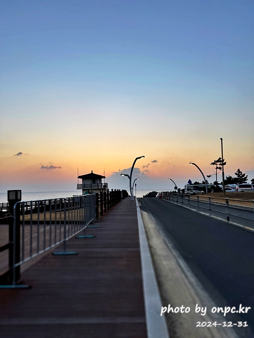 2025 간절곶 일출, 조금은 특별했던 새해 아침 - 새해 첫날, 간절곶! 🌅한반도의 빛을 가장 먼저 맞이하는 곳! 새해 첫날 일출을 보면서 새해 다짐과 소원을 빌기도 합니다.새해 일출 명소에서 소중한 사람들과 함께 잊지 못할 추억을 만들기 위해 간절곶을 찾았습니다.하지만예상치 못한 제주항공 여객기 사고로 인해 국가 애도 기간이 선포되고 화려한 해맞이 행사는 취소되었죠.고인들의 명복을 빌며, 조용히 새해를 맞이하고자 했습니다. 2025새해일출 간절곶 해맞이 방문후기