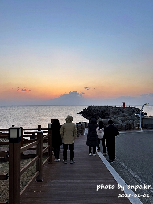 2025 간절곶 일출, 조금은 특별했던 새해 아침 - 새해 첫날, 간절곶! 🌅한반도의 빛을 가장 먼저 맞이하는 곳! 새해 첫날 일출을 보면서 새해 다짐과 소원을 빌기도 합니다.새해 일출 명소에서 소중한 사람들과 함께 잊지 못할 추억을 만들기 위해 간절곶을 찾았습니다.하지만예상치 못한 제주항공 여객기 사고로 인해 국가 애도 기간이 선포되고 화려한 해맞이 행사는 취소되었죠.고인들의 명복을 빌며, 조용히 새해를 맞이하고자 했습니다. 2025새해일출 간절곶 해맞이 방문후기