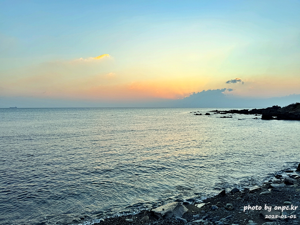 2025 간절곶 일출, 조금은 특별했던 새해 아침 - 새해 첫날, 간절곶! 🌅한반도의 빛을 가장 먼저 맞이하는 곳! 새해 첫날 일출을 보면서 새해 다짐과 소원을 빌기도 합니다.새해 일출 명소에서 소중한 사람들과 함께 잊지 못할 추억을 만들기 위해 간절곶을 찾았습니다.하지만예상치 못한 제주항공 여객기 사고로 인해 국가 애도 기간이 선포되고 화려한 해맞이 행사는 취소되었죠.고인들의 명복을 빌며, 조용히 새해를 맞이하고자 했습니다. 2025새해일출 간절곶 해맞이 방문후기