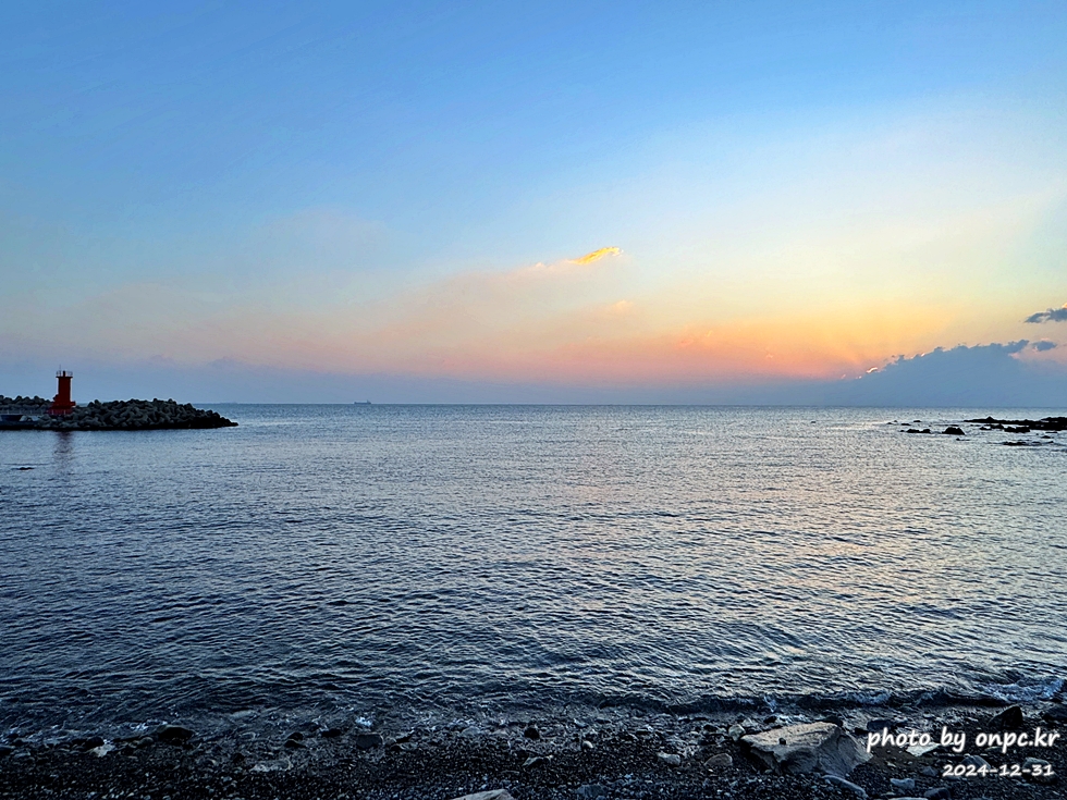 2025 간절곶 일출, 조금은 특별했던 새해 아침 - 새해 첫날, 간절곶! 🌅한반도의 빛을 가장 먼저 맞이하는 곳! 새해 첫날 일출을 보면서 새해 다짐과 소원을 빌기도 합니다.새해 일출 명소에서 소중한 사람들과 함께 잊지 못할 추억을 만들기 위해 간절곶을 찾았습니다.하지만예상치 못한 제주항공 여객기 사고로 인해 국가 애도 기간이 선포되고 화려한 해맞이 행사는 취소되었죠.고인들의 명복을 빌며, 조용히 새해를 맞이하고자 했습니다. 2025새해일출 간절곶 해맞이 방문후기