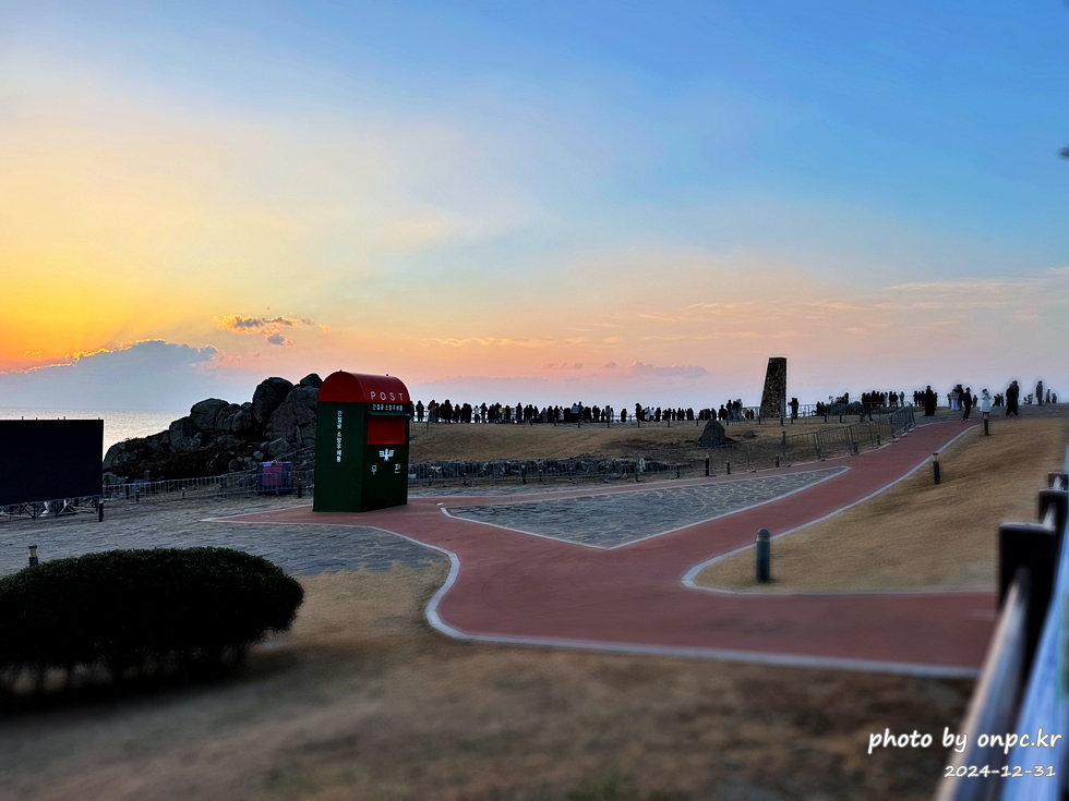 2025 간절곶 일출, 조금은 특별했던 새해 아침 - 새해 첫날, 간절곶! 🌅한반도의 빛을 가장 먼저 맞이하는 곳! 새해 첫날 일출을 보면서 새해 다짐과 소원을 빌기도 합니다.새해 일출 명소에서 소중한 사람들과 함께 잊지 못할 추억을 만들기 위해 간절곶을 찾았습니다.하지만예상치 못한 제주항공 여객기 사고로 인해 국가 애도 기간이 선포되고 화려한 해맞이 행사는 취소되었죠.고인들의 명복을 빌며, 조용히 새해를 맞이하고자 했습니다. 2025새해일출 간절곶 해맞이 방문후기